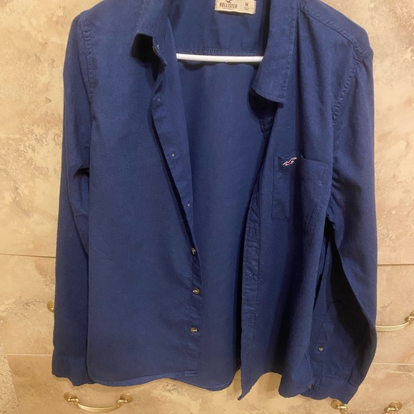 NAVY BLUE HOLLISTER SHIRT SIZE M👕WORN ONCE👕 - Picture 2 of 6